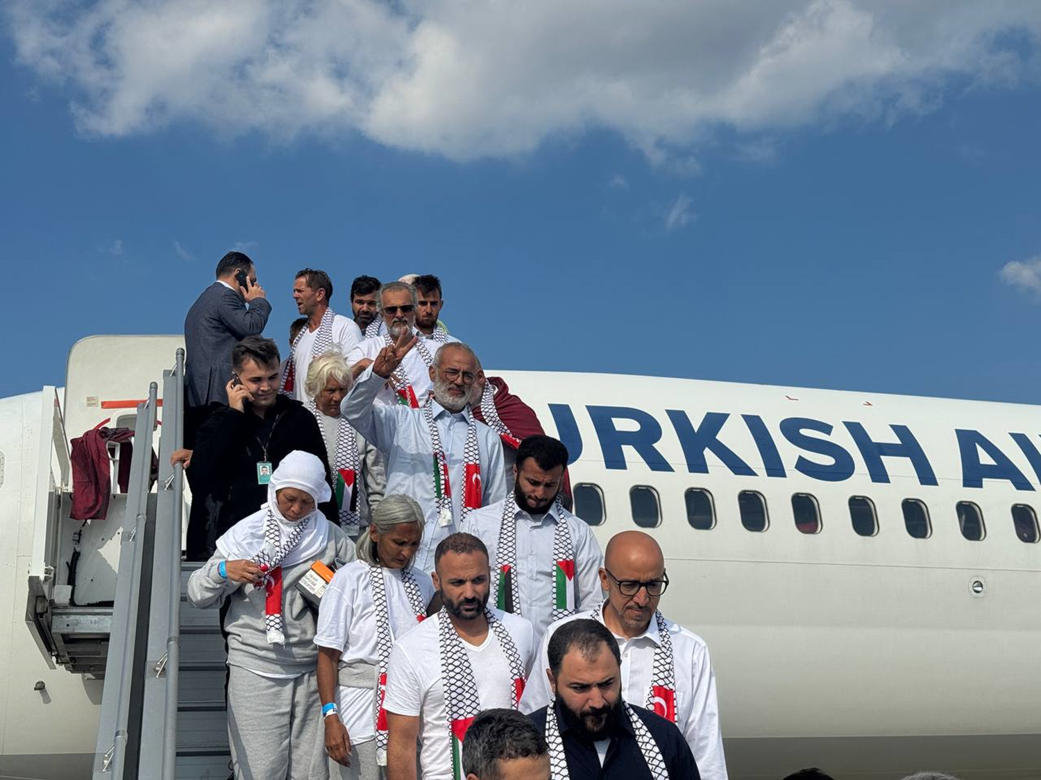 Soykırımcı İsrail yasadışı alıkoymuştu... Aktivistleri taşıyan uçak İstanbul'a indi