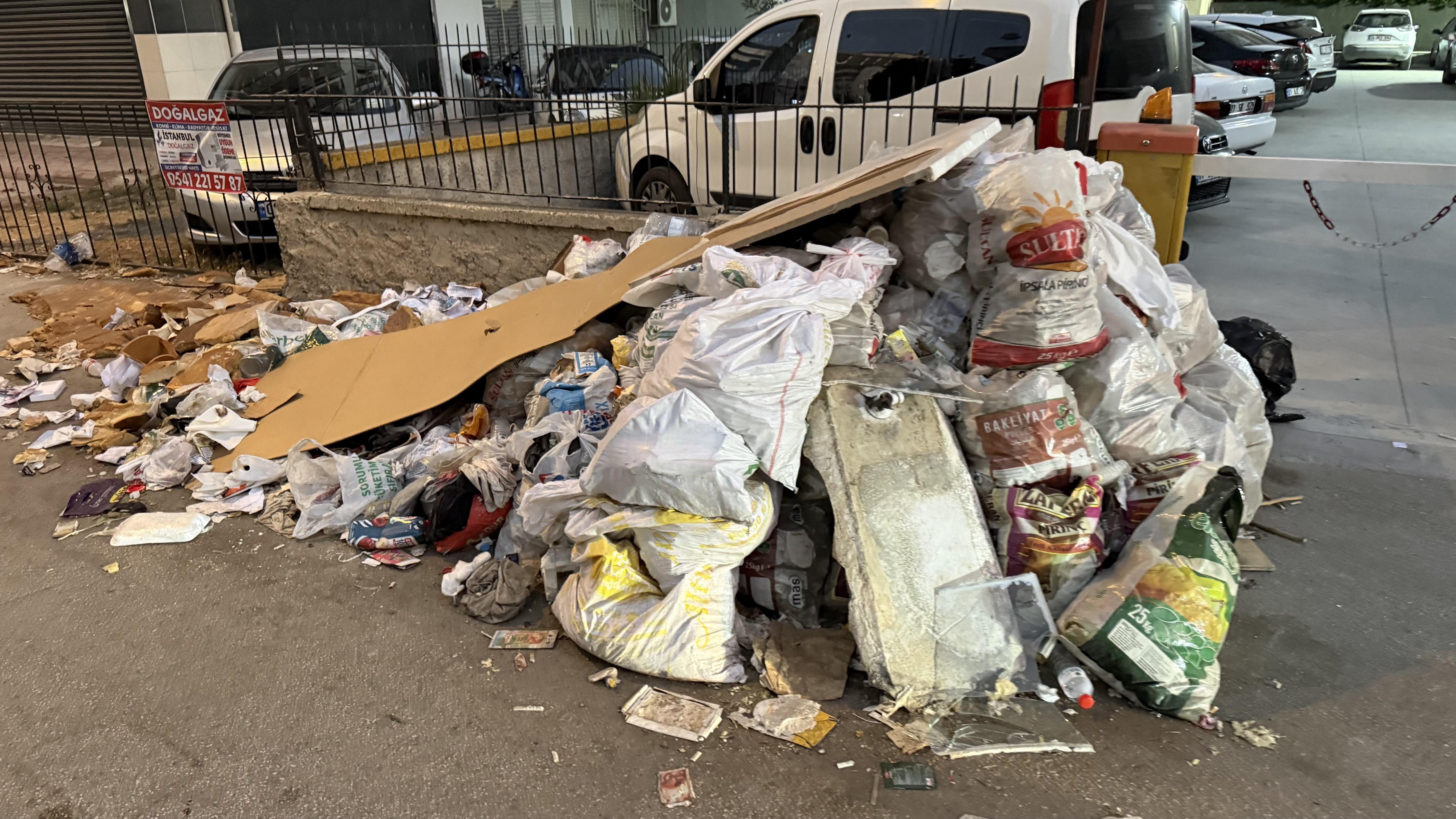 CHP'li belediyeden hizmet fiyaskosu: Vatandaş çöp dağlarına tepki gösterdi