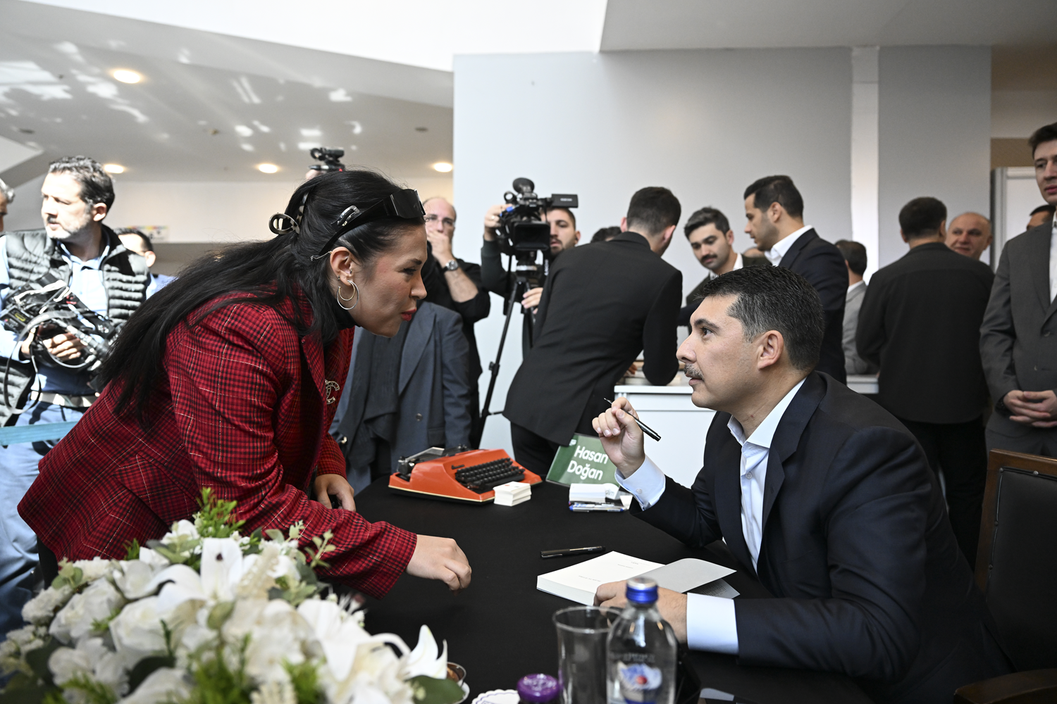 Cumhurbaşkanlığı Özel Kalem Müdürü Doğan, 22. Ankara Kitap Fuarı'nda kitaplarını imzaladı