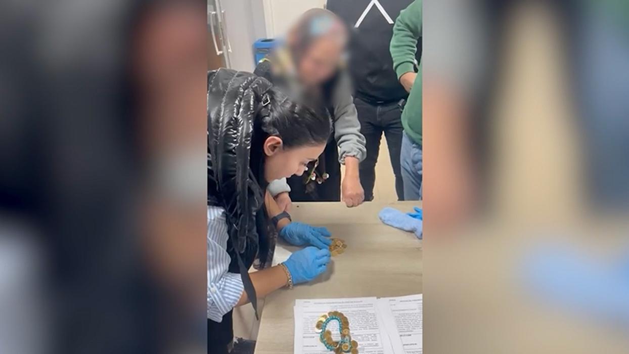 Görenler şaştı kaldı! Dilencilik yapan yaşlı kadının üzerinden 67 çeyrek altın ve yüklü miktarda para çıktı
