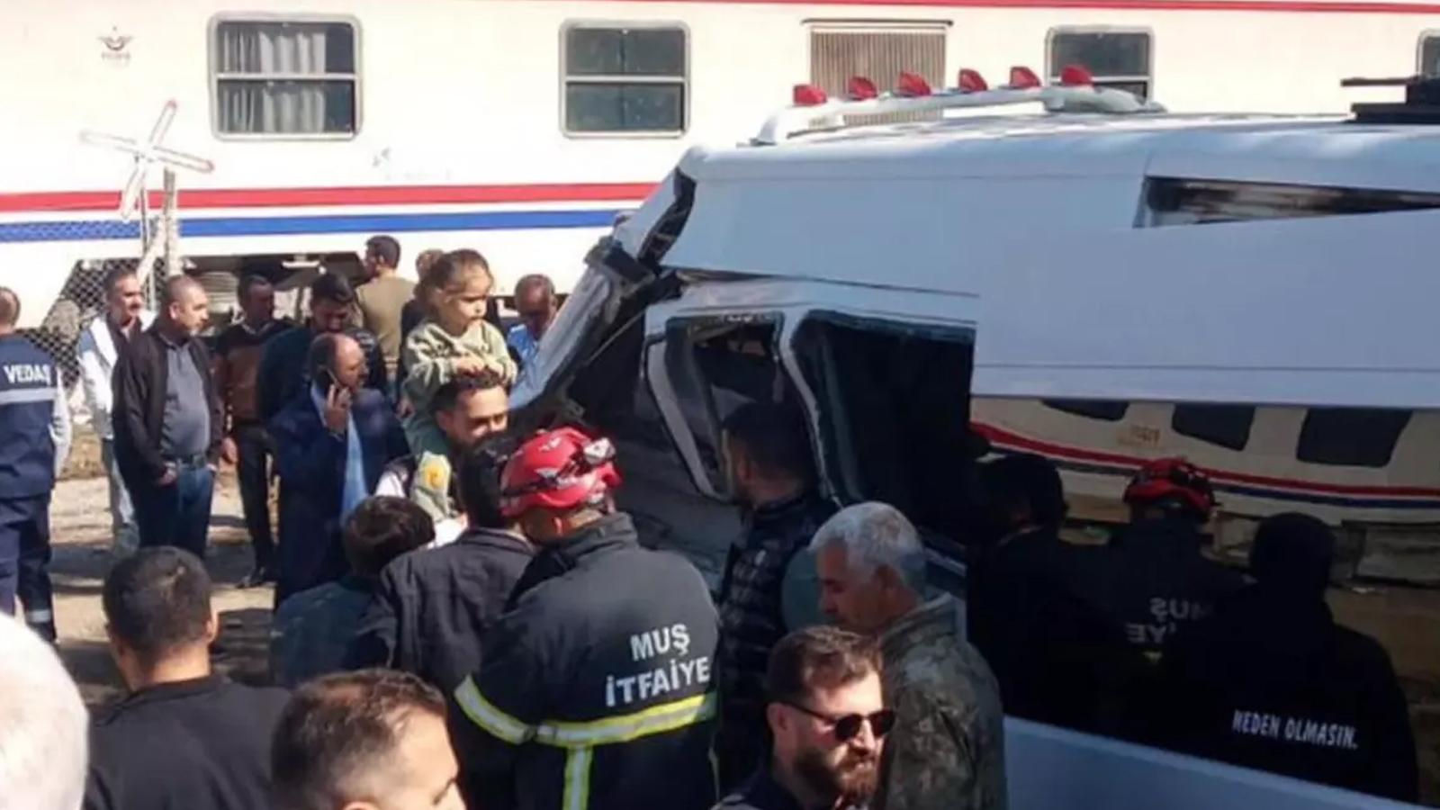 Muş'ta tren servis minibüsüne çarptı: 17 öğrenci yaralı