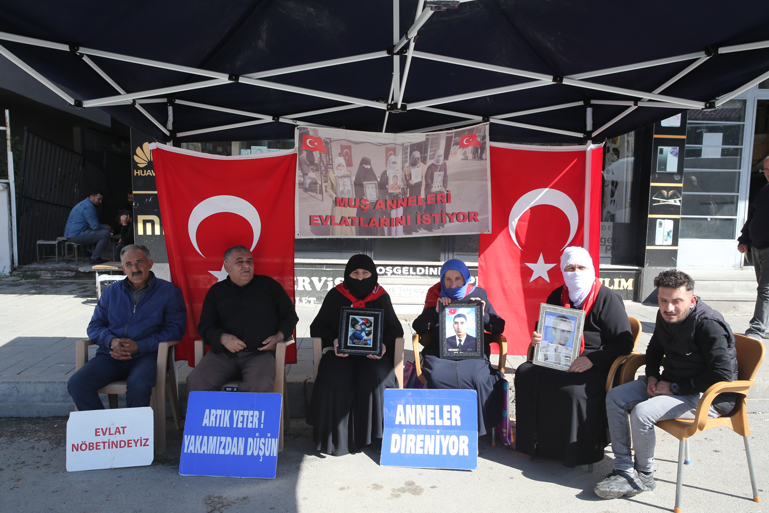 DEM Parti önünde evlat nöbeti: Her yerde oğlumun yolunu gözlüyorum