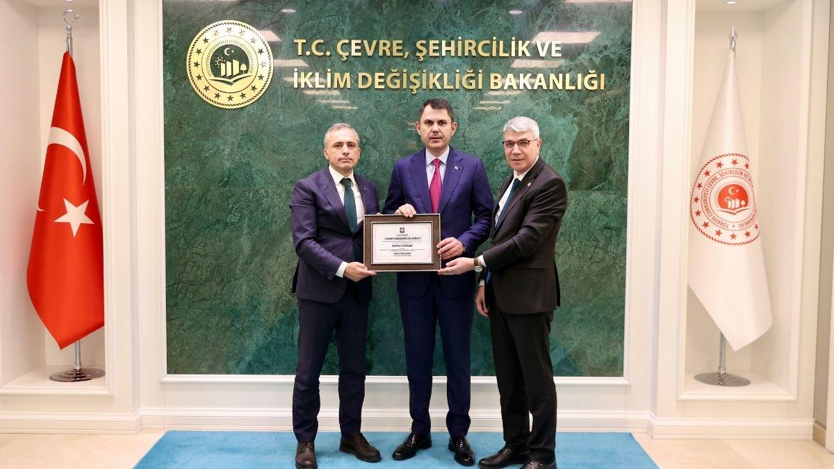 Deprem sonrası çalışmaları takdir gördü! Bakan Kurum'a Osmaniye'den ''fahri hemşehrilik beratı''