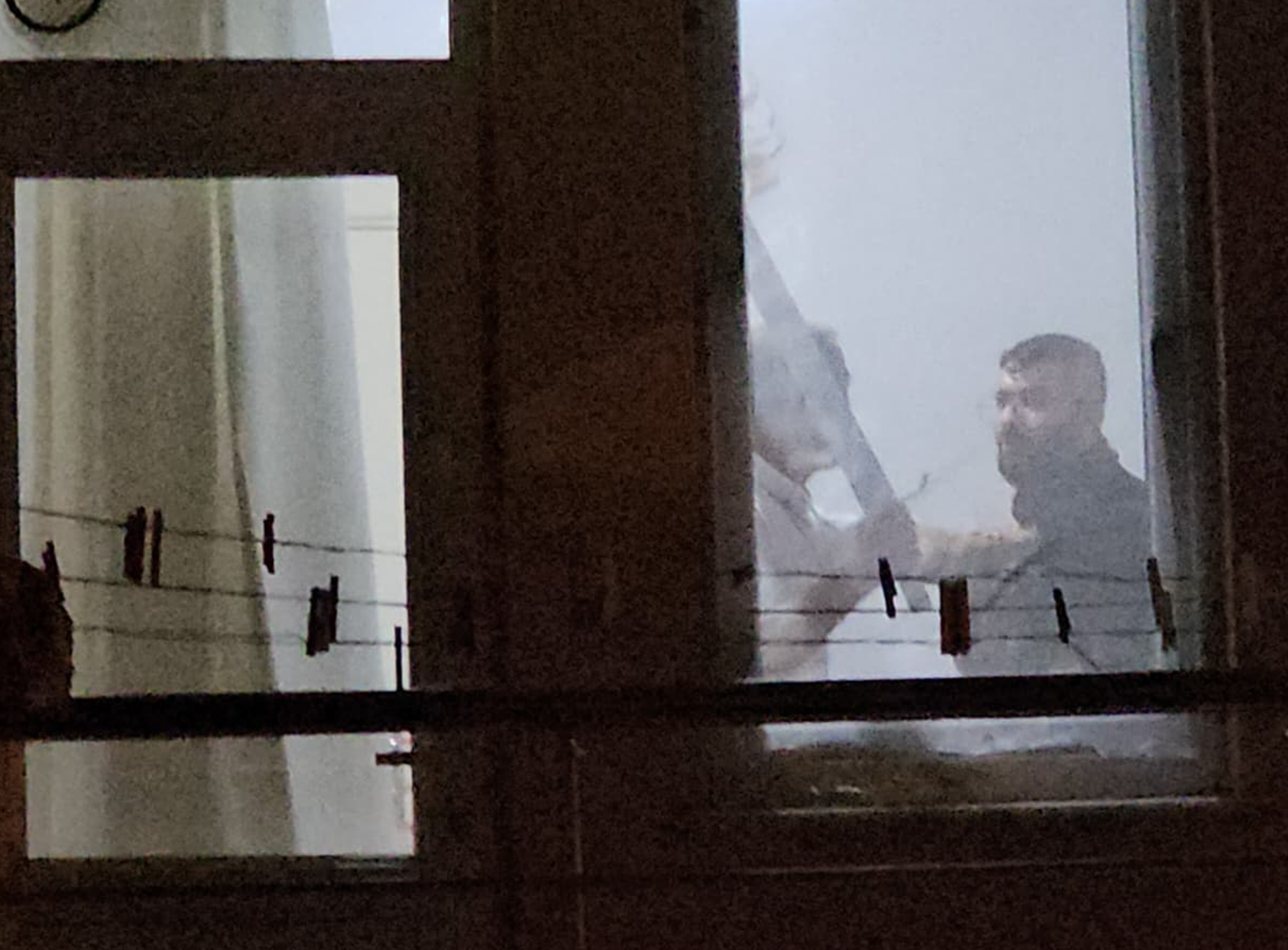 Arkadaşını kılıçla rehin aldı: Operasyon saatler sürdü