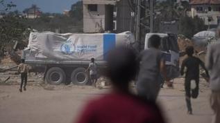 Irkçı İsrailliler yardım tırlarının önünü kesti