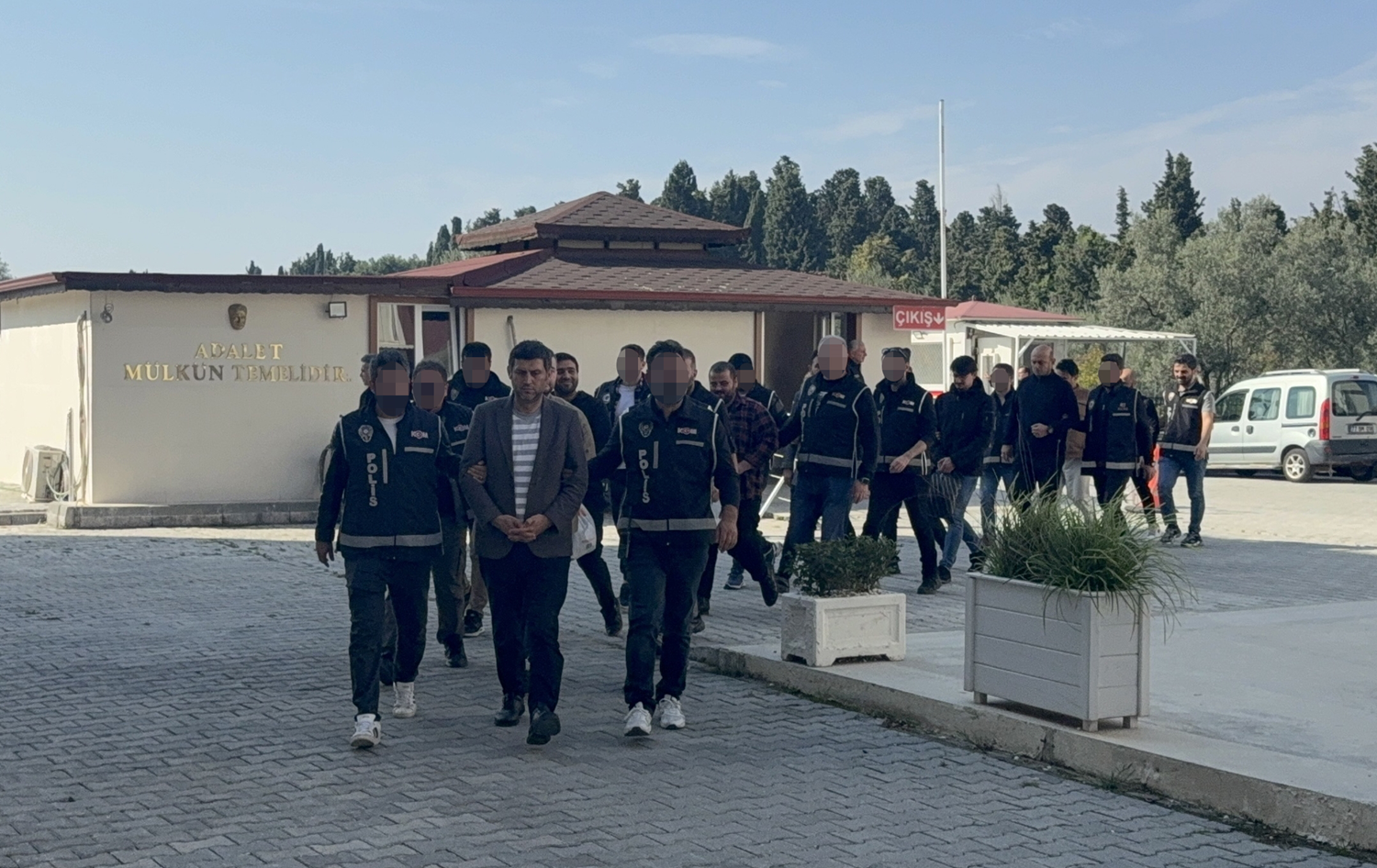 Yalova Göç İdaresi Müdürü ile 8 şüpheli adliyede