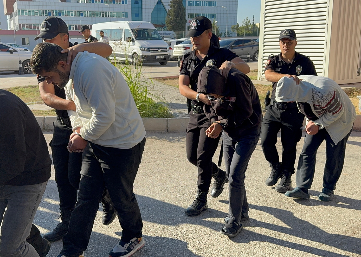 Adana'da merkezli yasa dışı bahis operasyonunda yakalanan 18 şüpheli tutuklandı