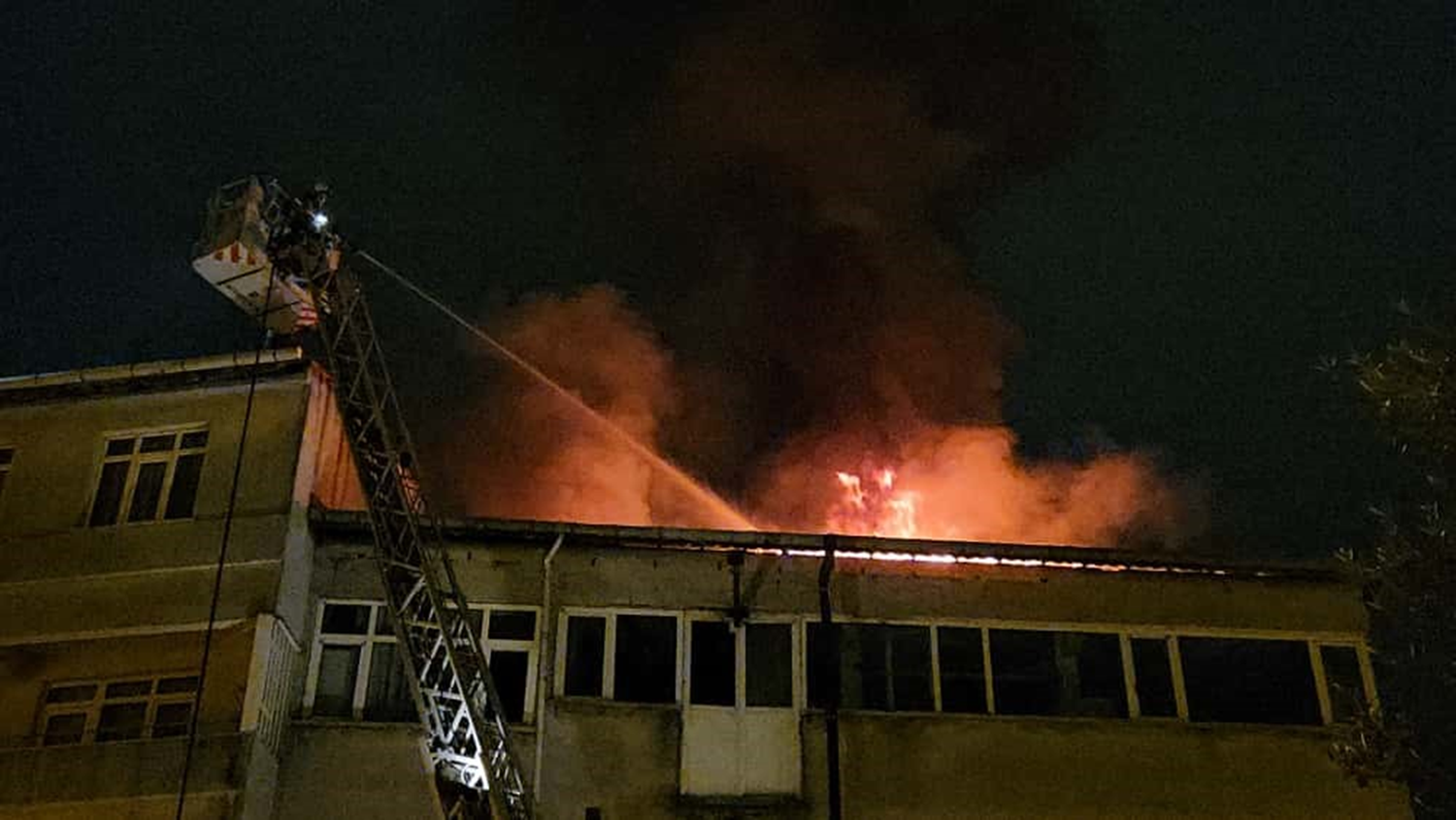 Beyoğlu'nda 4 katlı binanın çatısı alev alev yandı: Vatandaşlar tahliye edildi