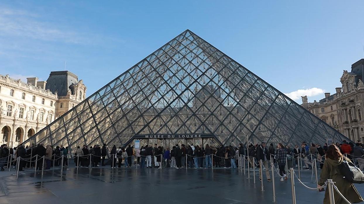 Louvre Müzesi'nde 7 dakika süren büyük soygun! "Paha biçilemez" değerde mücevherler çalındı