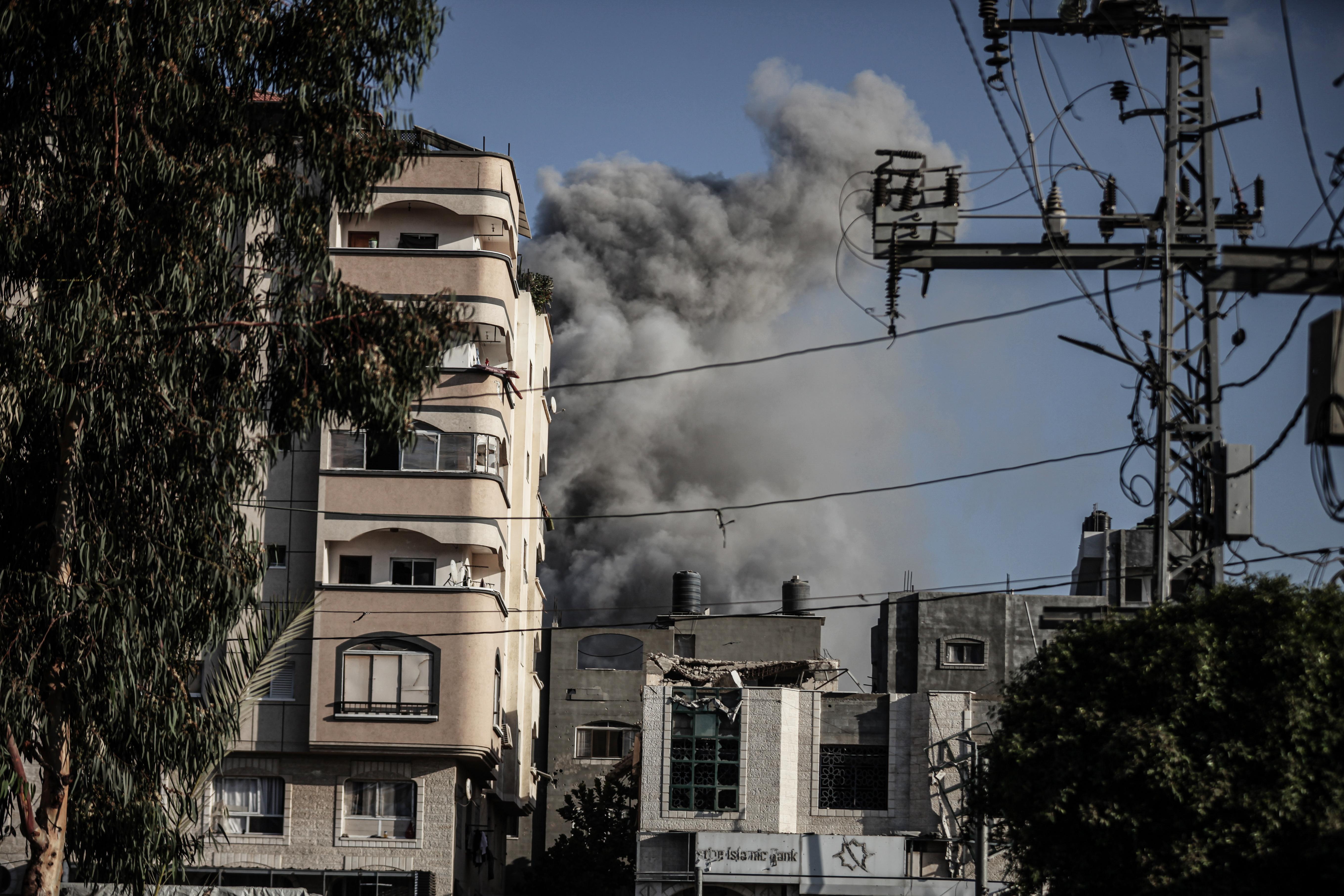 Soykırımcı İsrail ateşkesi ihlal etti: Gazze'yi bombaladığını açıkladı