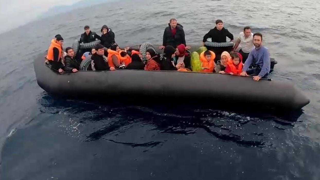İzmir'de düzensiz göçmen operasyonu: 52 kişi yakalandı