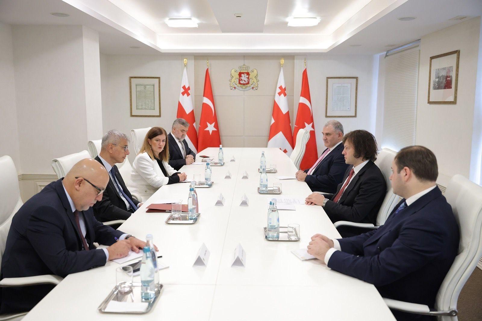 Komşudan Türkiye'ye teşekkür! Sağlık alanında iş birliği için imzalar atıldı