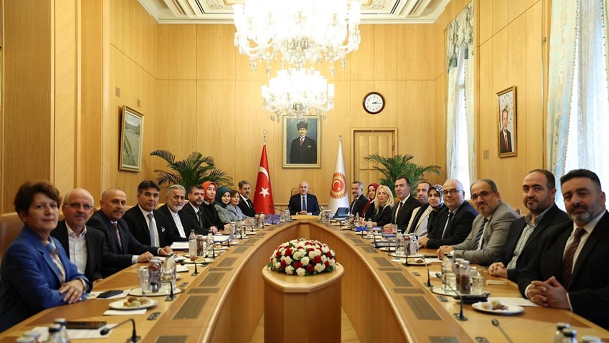 TBMM Başkanı Kurtulmuş, Büyük Aile Platformu üyelerini kabul etti