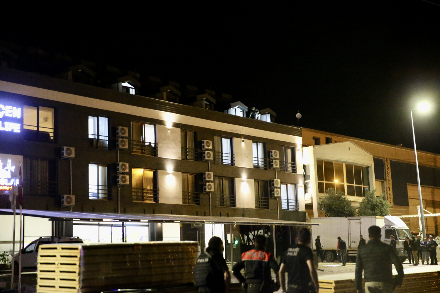 Muğla'da uyuşturucu operasyonunda polise ateş açan 2 şüpheli yakalandı