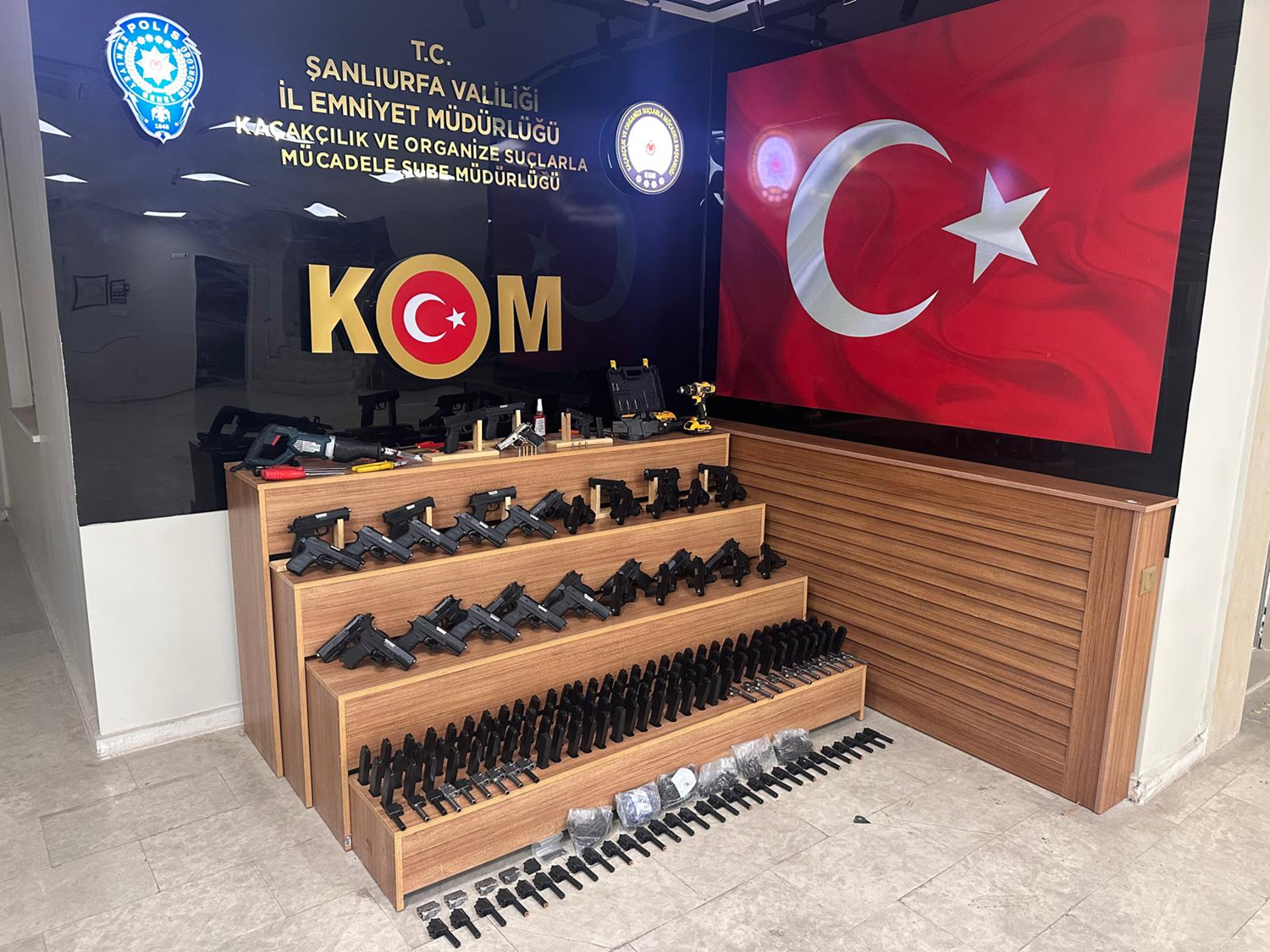 Şanlıurfa'da silah kaçakçılığı operasyonu: Adreslerden cephanelik çıktı