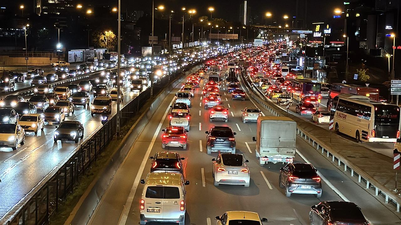 İstanbul'da yollar yine kilit: Trafik yoğunluğu yüzde 87!