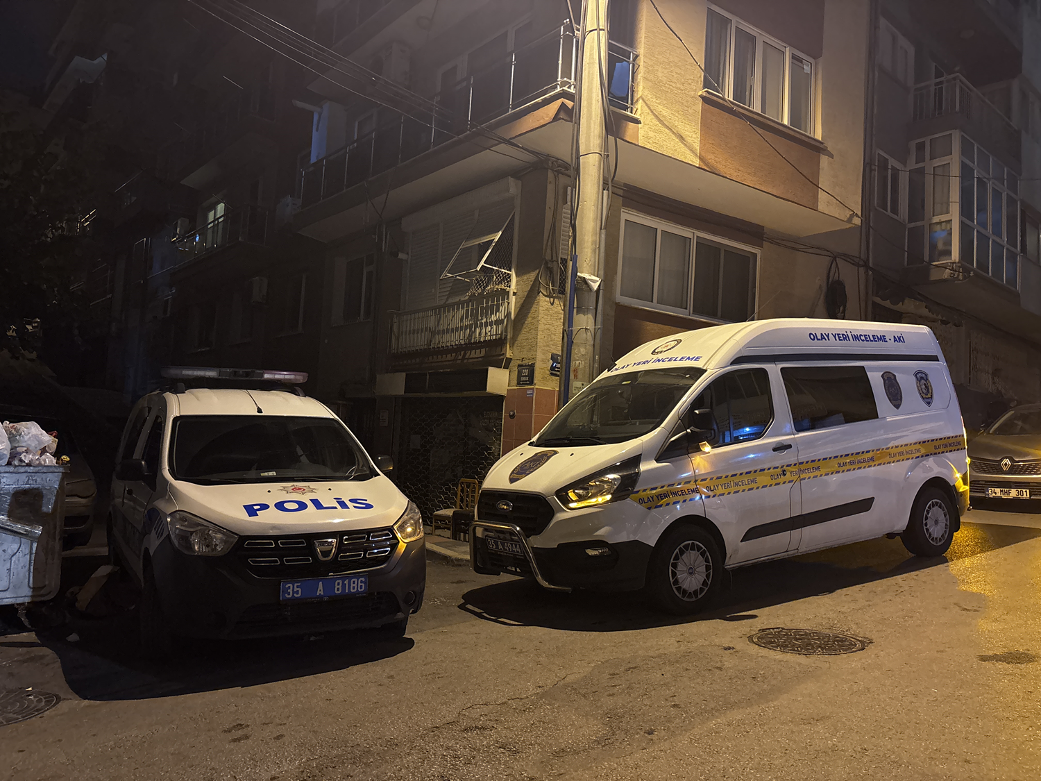 İzmir'de bir kişi, birlikte yaşadığı kadını silahla yaraladı