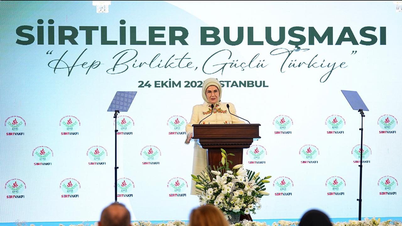 Emine Erdoğan'dan Siirt'te anlamlı mesaj: Gösterdiğiniz kardeşliği hiç unutmadık, unutmuyoruz