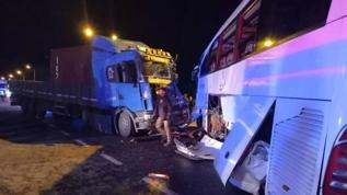 Yolcu otobüsü ile tır çarpıştı! 20 kişi yaralandı