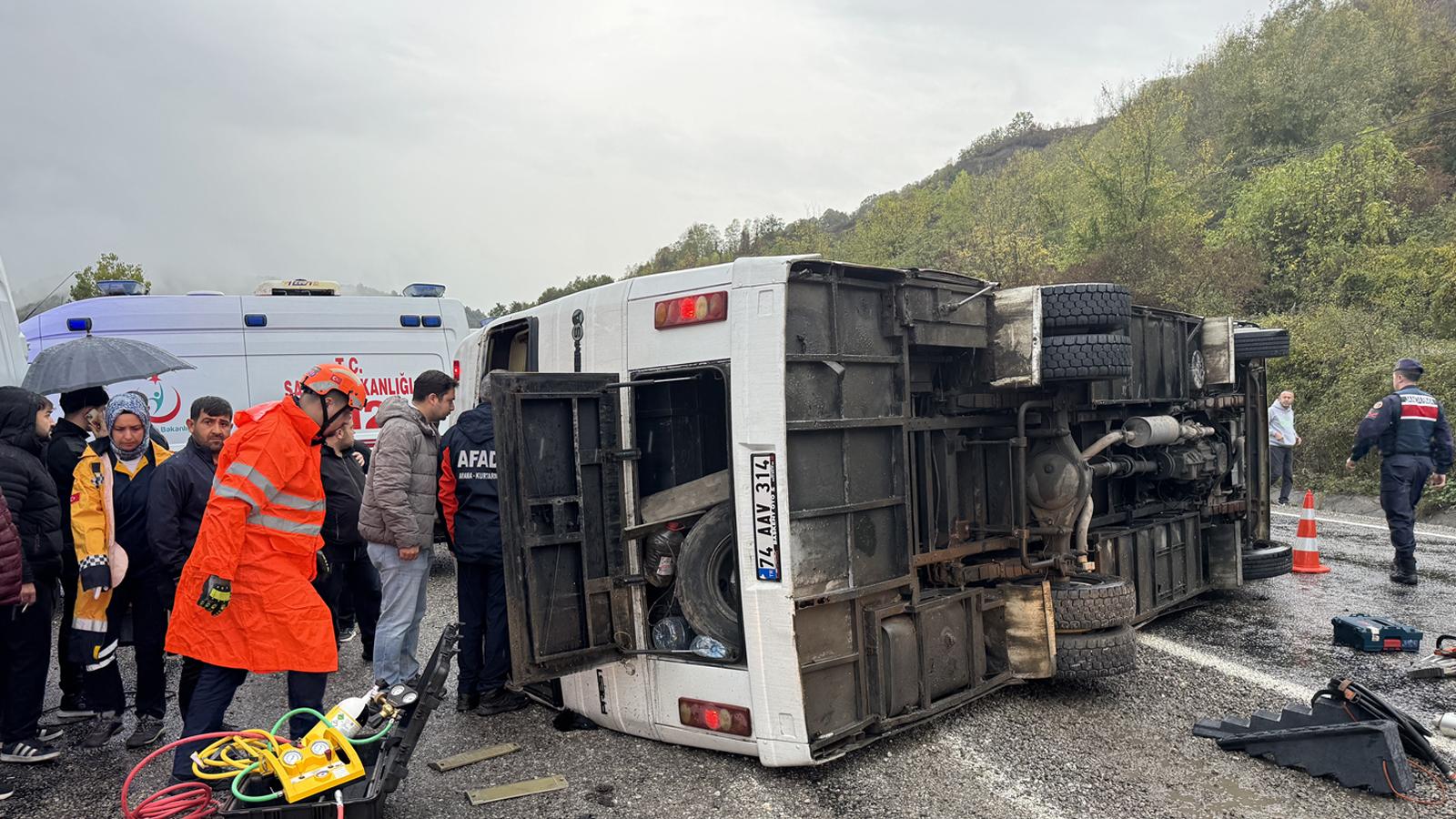 Bartın'da devrilen işçi servisinde 1 kişi öldü, 19 kişi yaralandı