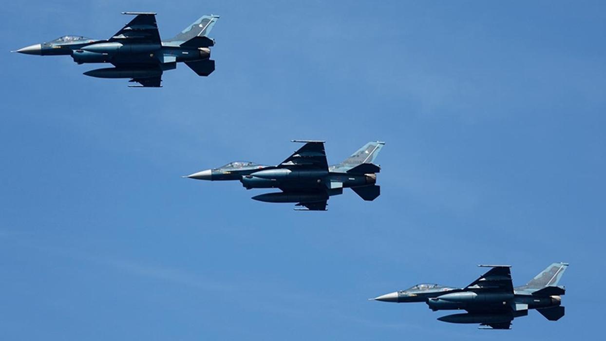 Doğu Asya'da gerilimi tırmandıracak adım... Savaş jetleri peş peşe havalandı