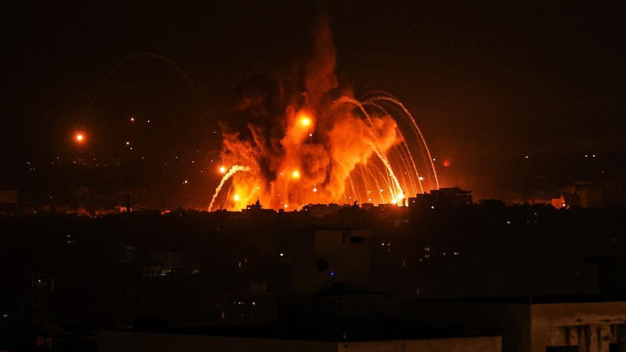 Gazze'de ateşkes ihlali! Soykırımcı İsrail bir aracı hedef aldı: 4 kişi yaralandı