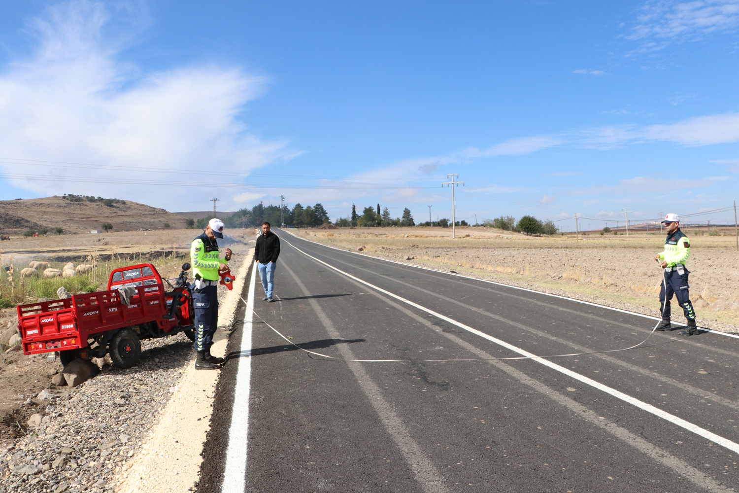 Kilis'te 3 tekerlekli elektrikli motosikletin devrildiği kazada 2 kişi ağır yaralandı