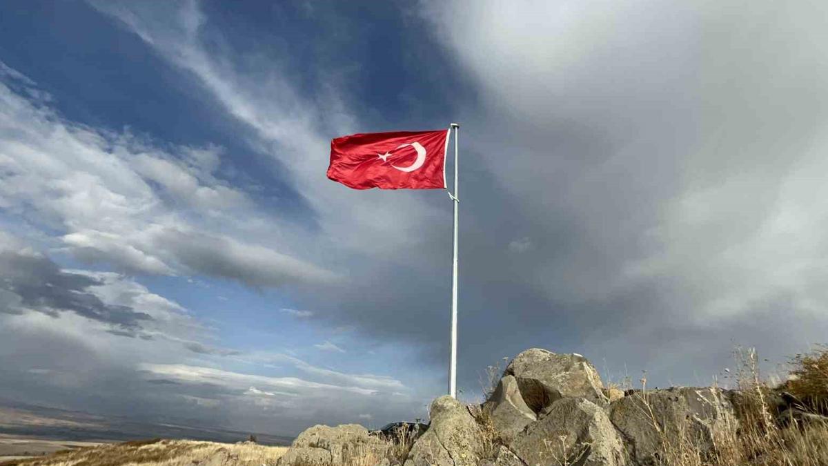 20 yıllık hayalleri gerçekleşti! Ermenistan sınırına Türk bayrağı diktiler