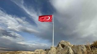 20 yıllık hayalleri gerçekleşti! Ermenistan sınırına Türk bayrağı diktiler