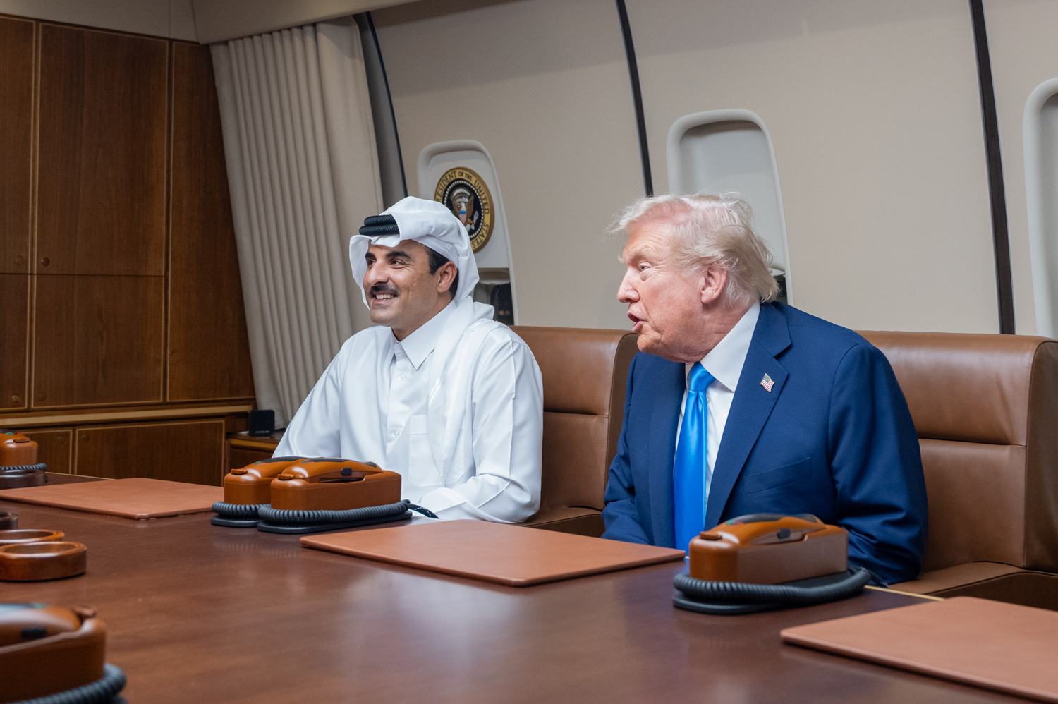 Trump, Doha'da yakıt molası sırasında Katar Emiri Al Sani ile görüştü