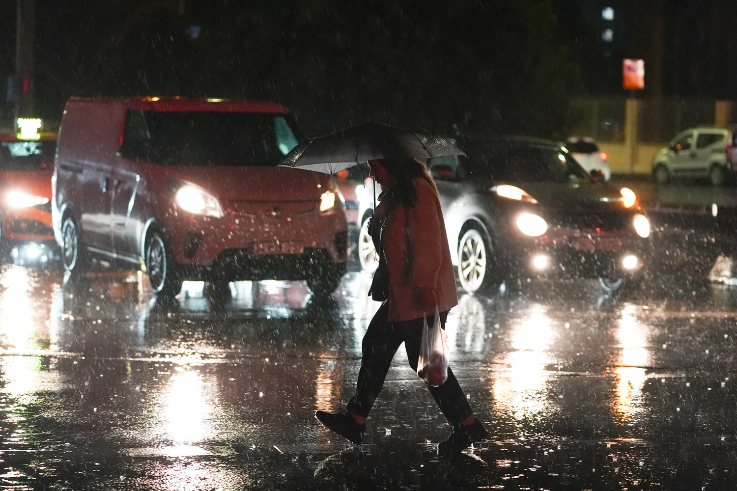İstanbul'da sağanak kabusu: Trafik kilitlendi, yollar göle döndü