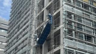 Bahçelievler'de endişeli dakikalar! İşçiler metrelerce yükseklikte asılı kaldı