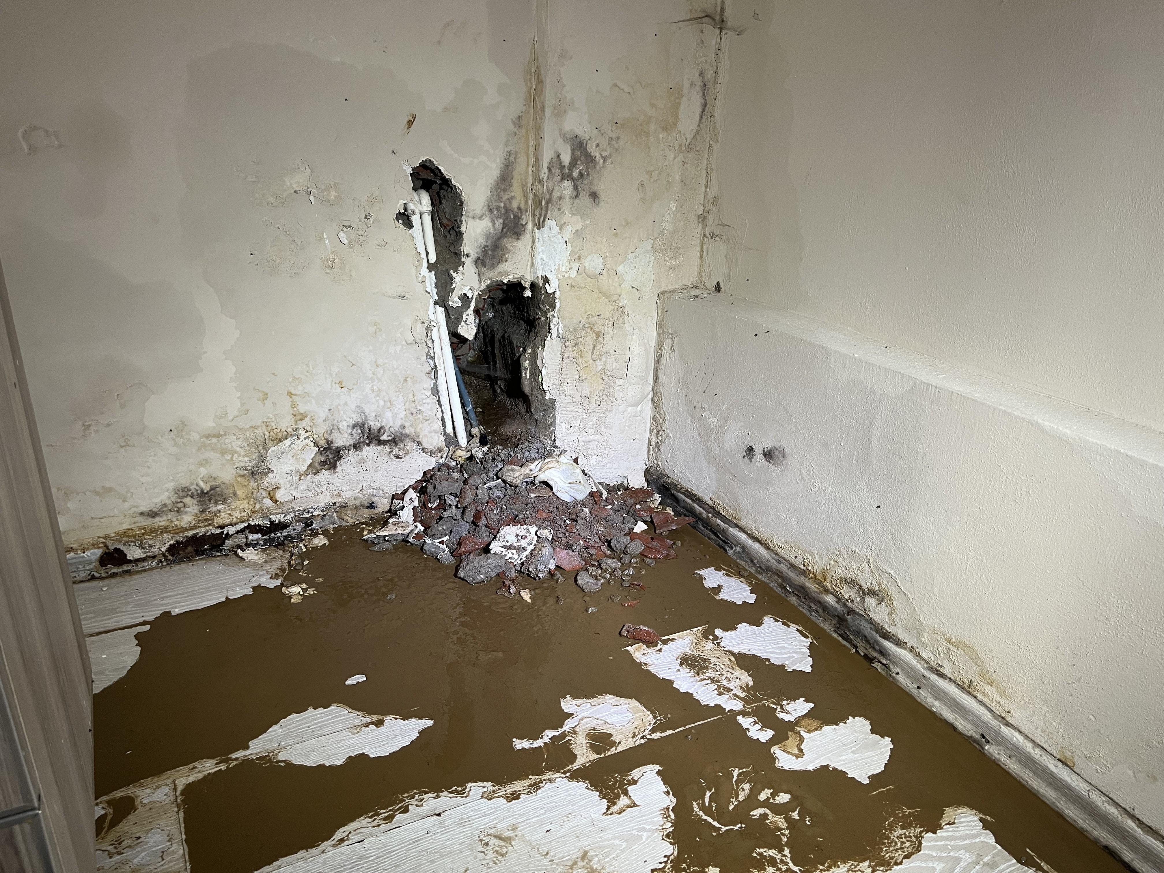 İZSU ekipleri haftalardır onaramadı... Patlayan su borusu bir evi yaşanmaz hale getirdi
