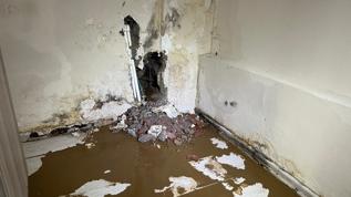 İZSU ekipleri haftalardır onaramadı... Patlayan su borusu bir evi yaşanmaz hale getirdi