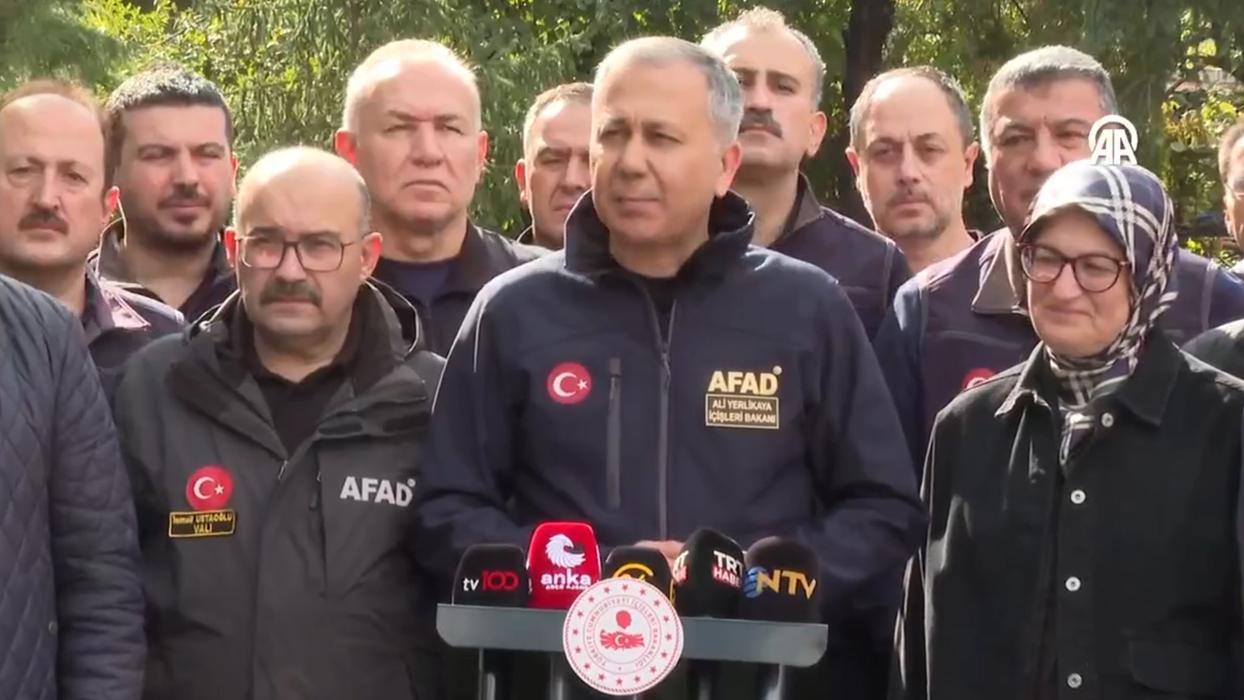 Sındırgı 6.1 ile sallandı... Bakan Yerlikaya: Konteyner ya da kira yardımı yapılacak