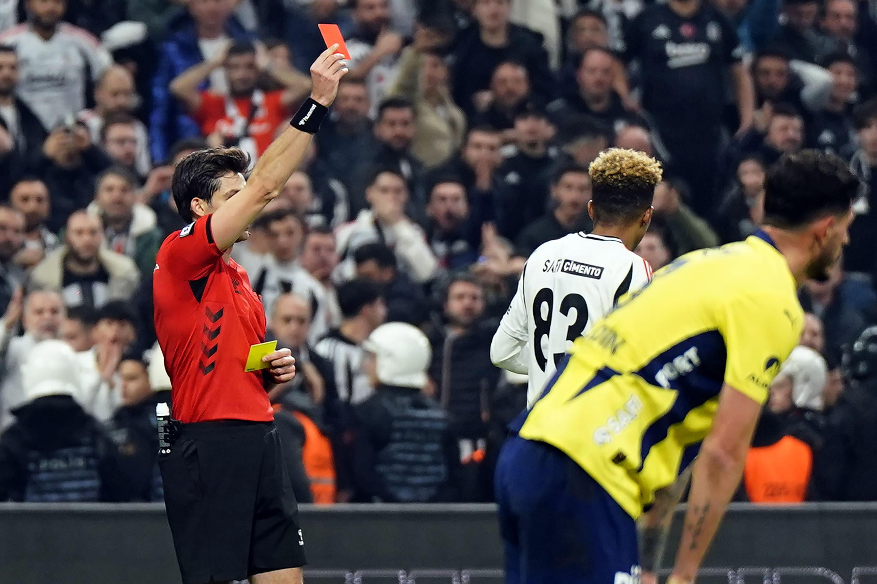 Beşiktaş ile Fenerbahçe derbisinde kırmızı kartlar havada uçuşuyor