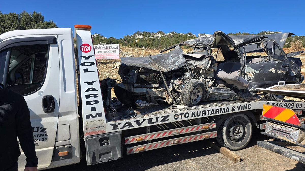 Mersin'de işçi taşıyan midibüs otomobille çarpıştı: 3 ölü, 12 yaralı