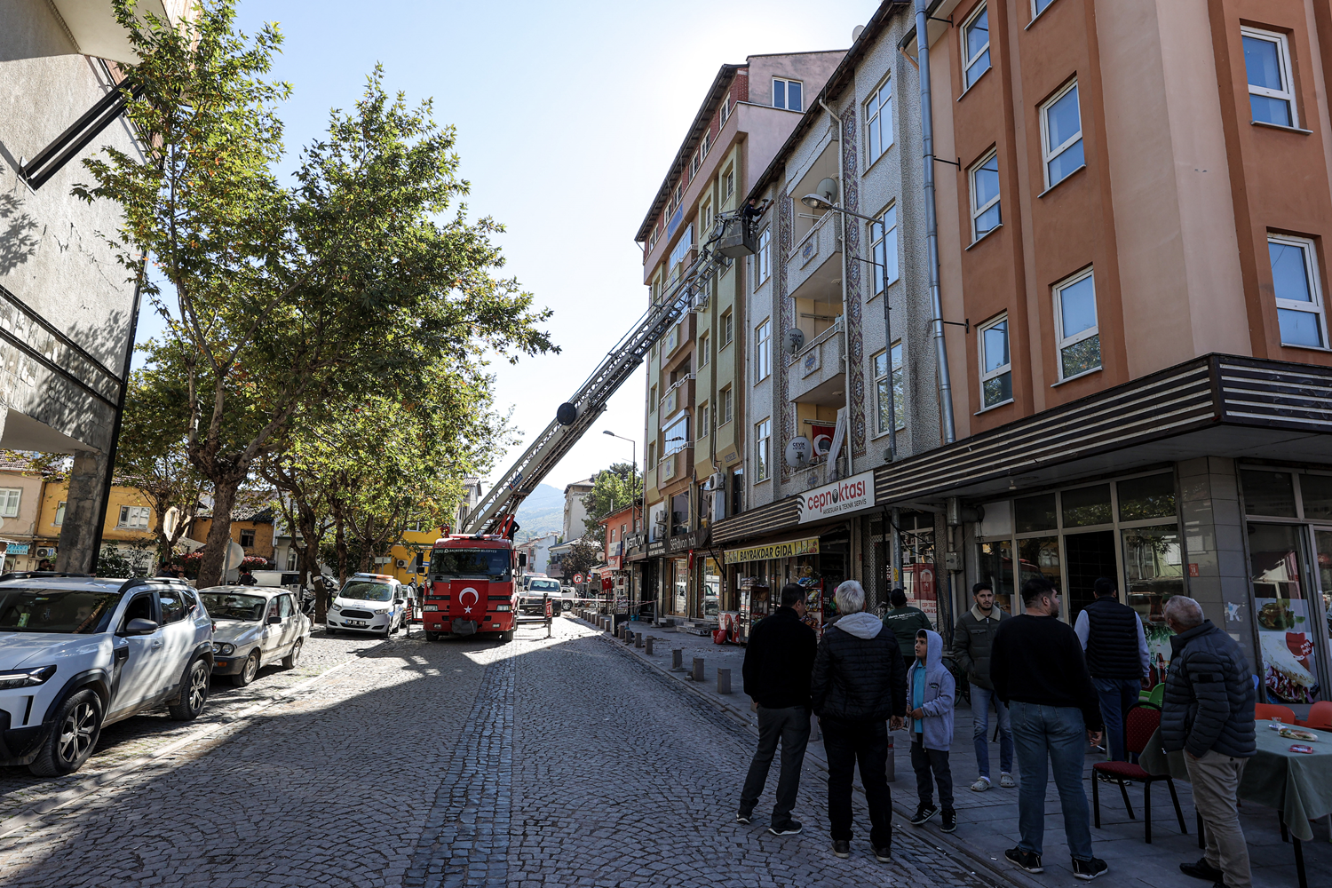 Sındırgı'da 6.1 büyüklüğünde deprem! 250 ekip hasar tespiti için çalışıyor