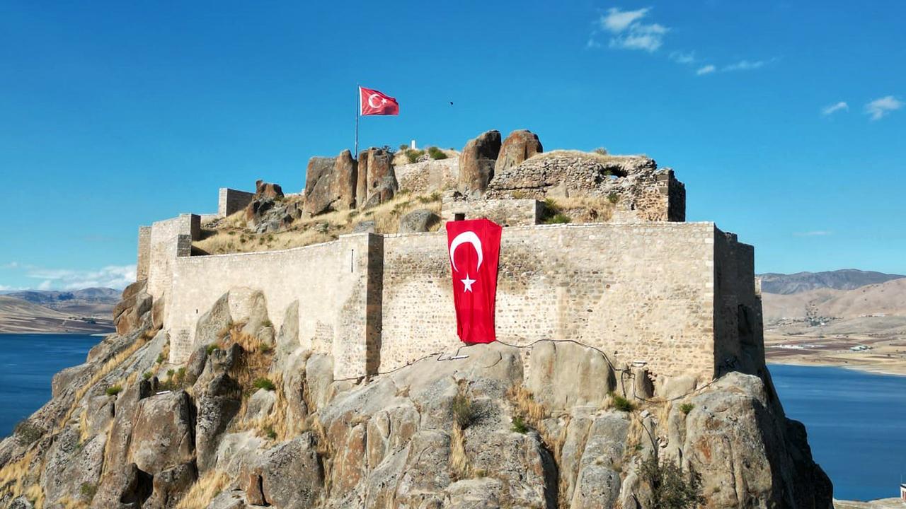 Tunceli Pertek Kalesi'nde dev bayrak