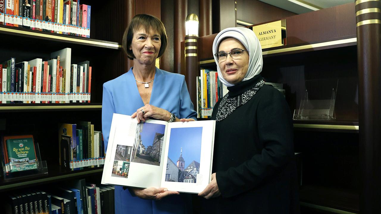 Emine Erdoğan, Charlotte Merz ile Cumhurbaşkanlığı Millet Kütüphanesi'ni ziyaret etti