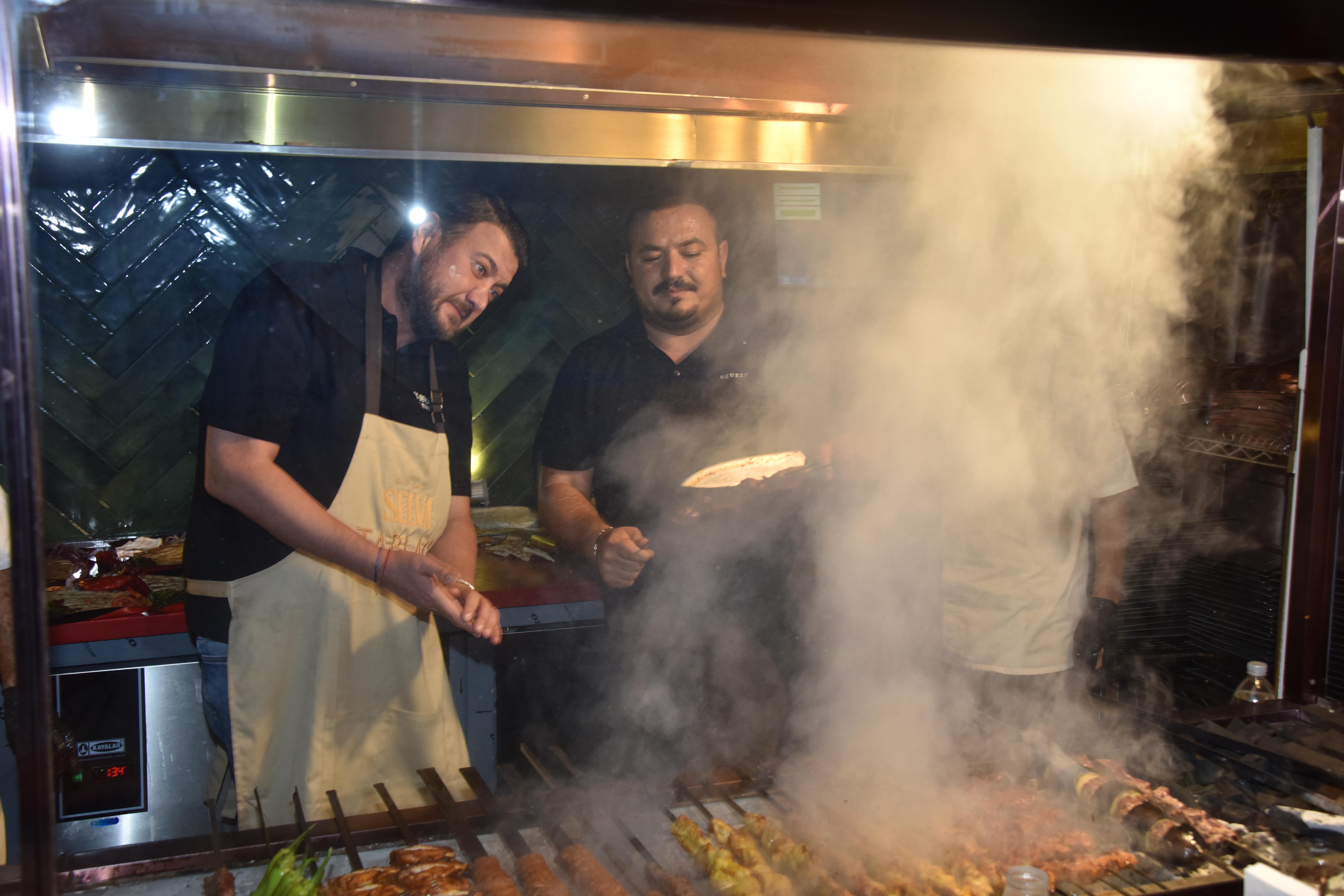 Kebap ateşi ünlüleri bir araya getirdi! Lansman gecesi çok konuşuldu