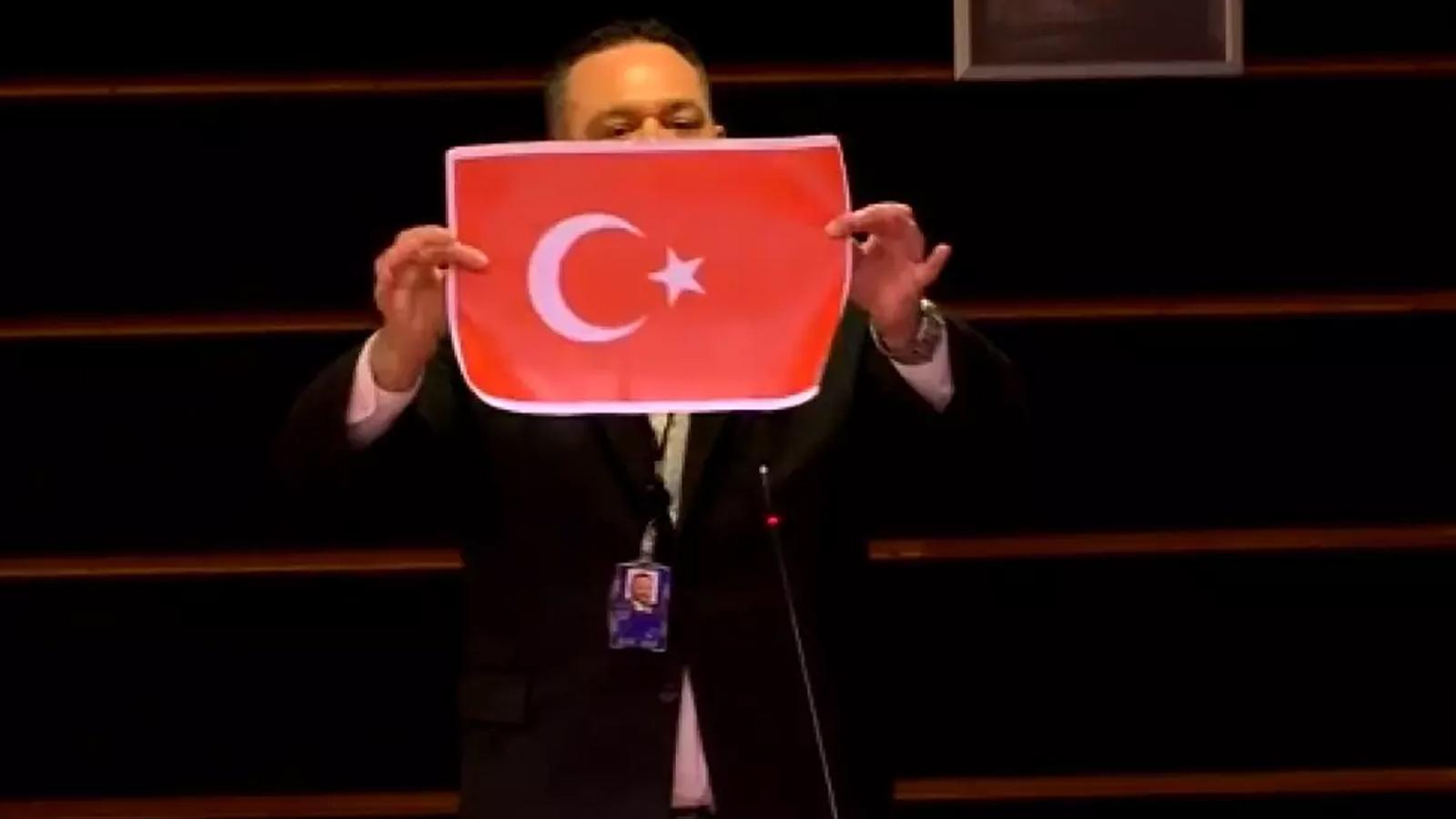 AB'de skandal olay! Türk bayrağını yırtan ırkçıya ödeme yapılmış