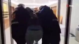 Beyoğlu'nda skandal olay! Tasma taktığı kadını sokaklarda dolaştırdı