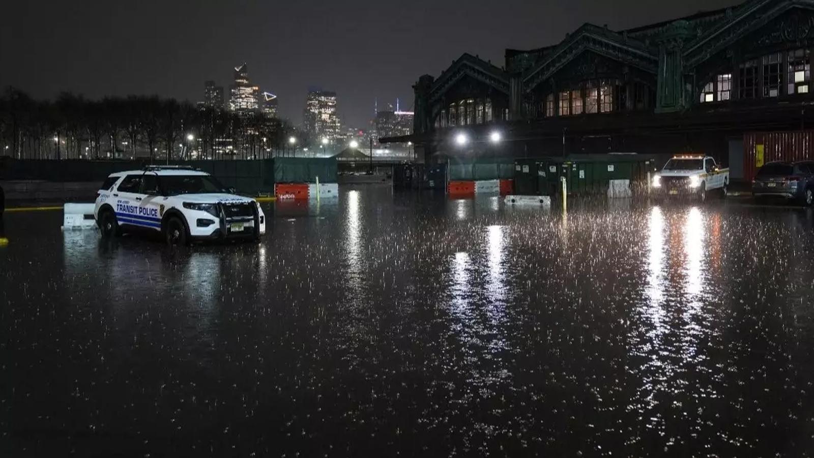 Sağanak New York'u vurdu: Evleri su bastı, 2 ölü