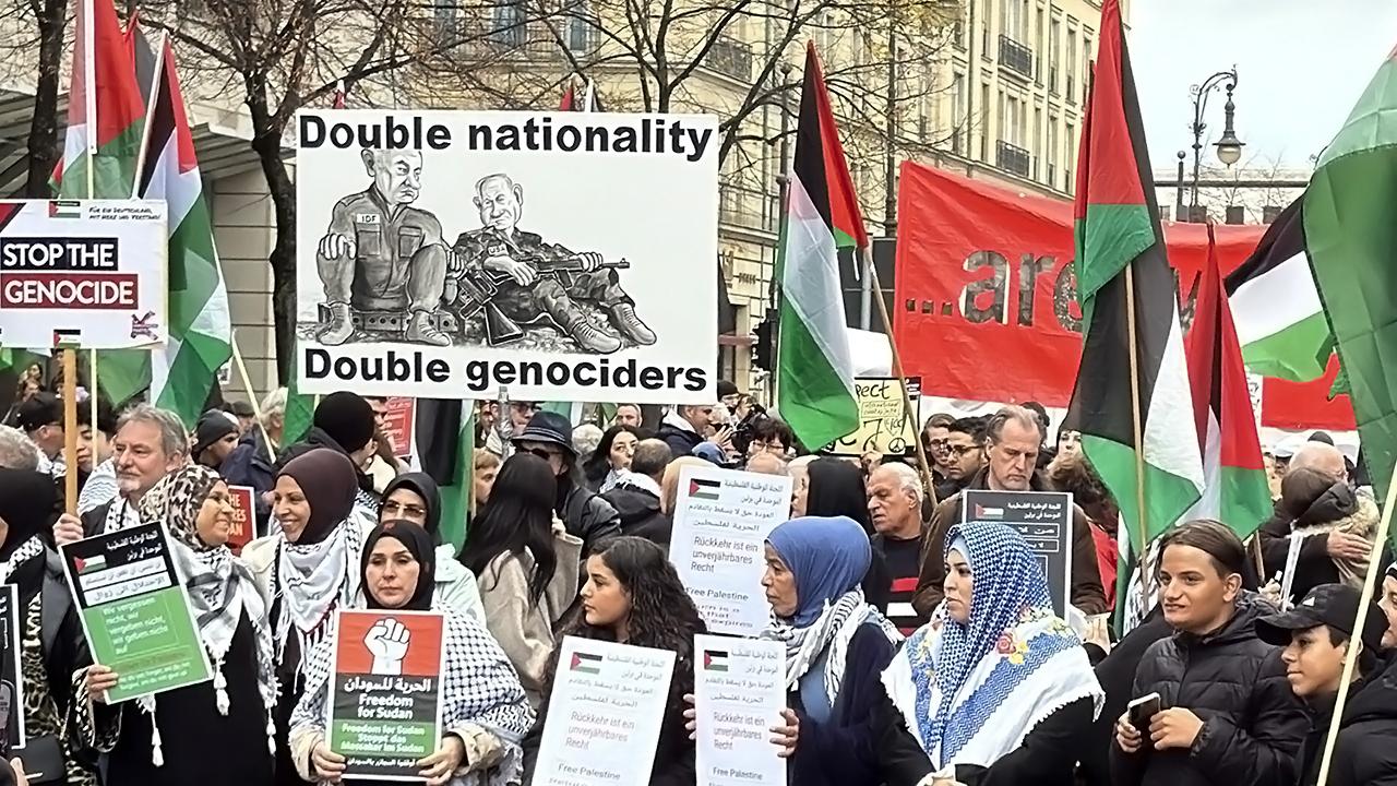 Balfour Deklarasyonu sömürge suçuydu! Berlin'de yumruklar Filistin için havaya kalktı