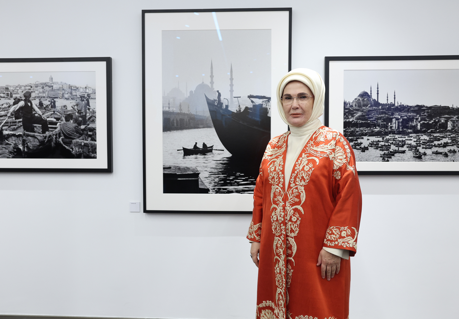 Emine Erdoğan, Ara Güler'in fotoğraflarından oluşan sergiyi ziyaret etti