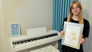 "Mutlak kulak" Aylin, uluslararası piyano yarışmasından birincilikle döndü