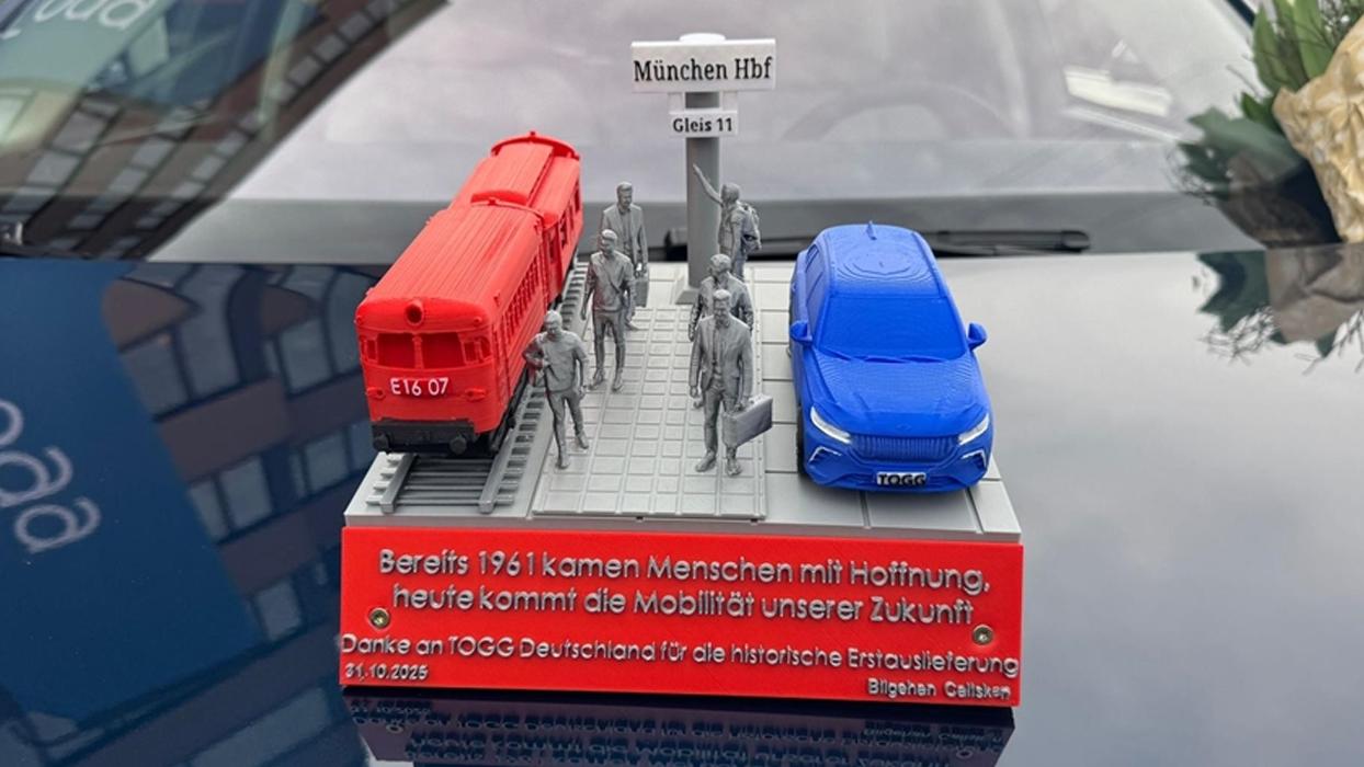 Almanya'da TOGG'un yetkililerine "1961 göç ve geleceğin mobilitesi" sürprizi