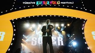 Soner Sarıkabadayı'nın İzmir Kültür Yolu Festivali'nde sahneye çıktı!