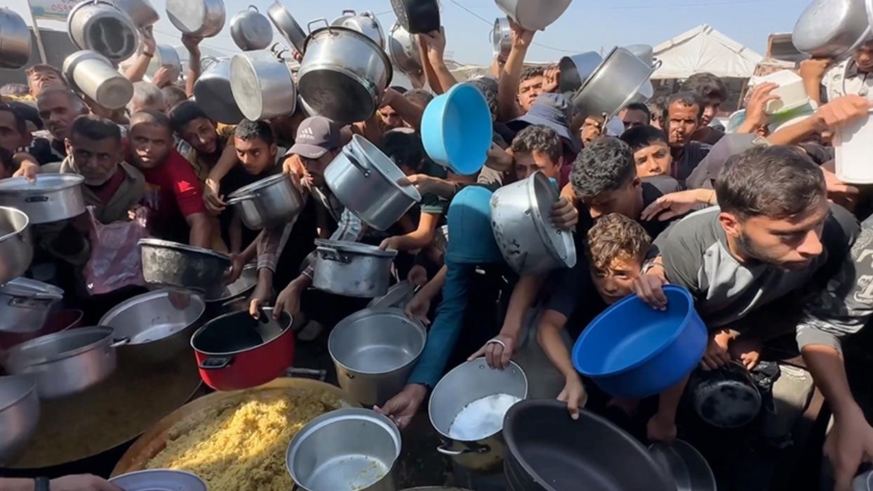 Gazze'de ateşkese rağmen "açlık kuyrukları" devam ediyor! Filistinliler insani yardım bekliyor